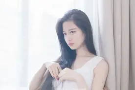 小说：酒桌上碰到高中时的女同桌，她一直在哭，过的不幸福图片