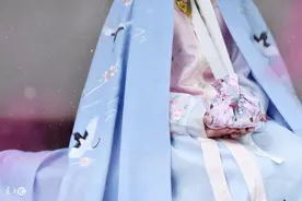 小说：“男人，凭什么要我侍候你，你不是还有一房老婆孩子吗？”图片