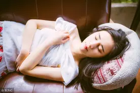 小说：妻子出国旅游，丈夫却在床底下下找到妻子签完字的离婚书图片