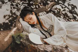 小说：这里是兽世，遇到帅哥，如果不能加好友，能不能拉个手？图片