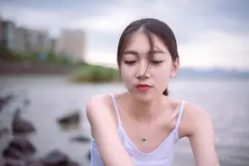 小说：她考了年级第一，富二代女同学嫉妒，要把她拖到厕所打一顿图片