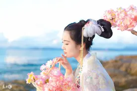 小说：美女睡不着起床晒月亮，殊不知会撞见一场卑鄙的阴谋图片