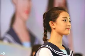 小说：富家少爷绑定神奇系统，变成小萝莉，成功跟冷艳美女同居图片