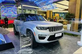 顶配预售75万元，新一代Jeep大切诺基4xe到店实拍，纯电续航48km图片