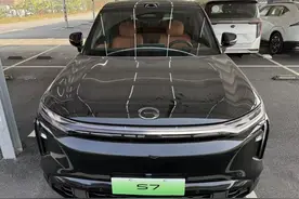 又一款中大型SUV！广汽传祺S7现身，车长4米9还带吸顶“大彩电”图片