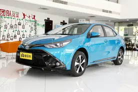 2019款丰田雷凌双擎E+，售价20.38万，综合油耗1.3L，终端优惠大图片
