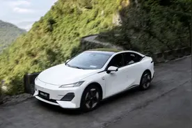 11.99万，限量4000台！深蓝经典·SL03让年轻人第一台车不简单视频封面