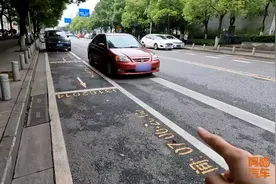 长沙奇葩的停车方式，明明有空车位却不停，为何都去占道停车？图片