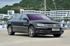 和宾利同平台却挂大众标，顶配4.2L V8发动机+6AT，带你看辉腾图片