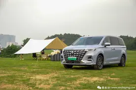 试驾荣威iMAX8 EV：电动化给MPV带来的好开、好坐、安静图片