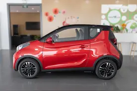 建议接孩子开微型电车，可以看看这两款，好开好停，最低4.48万元图片