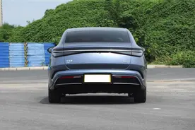起步13万多，车长4980mm，配70升大油箱，满油满电跑2000多公里图片