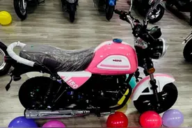 适合女生的小摩托！银钢SuperMini，售价8980元，拥有12.5L大油箱图片