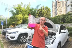 洗车工把玻璃水加进了防冻液，车子会坏掉吗？喵哥告诉你处理方法图片