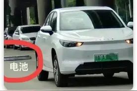 街头再现电池掉落，新能源汽车驾驶安全能否有保障？图片