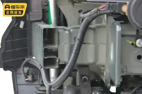 长安启源A05拆车：防撞梁不缺，这个价位的车已经是胜利了图片