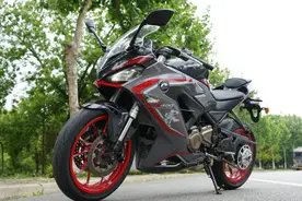 不仅声浪给力、还有单摇臂！QJMOTOR赛400简单试驾体验图片