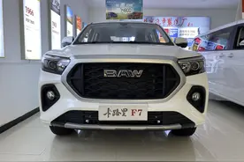 8万预算买皮卡？车长5520mm，北汽制造卡路里：4门5座，货箱1548L图片