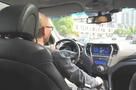 为何很多司机单手握方向盘？单手和双手哪种更安全，给你说清楚了图片