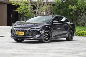 试驾比亚迪秦L，2字头油耗，续航2000km，轴距2790mm，家用真不错图片