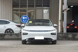 试驾2022款小鹏P7，外观时尚，空间表现一般，28.59万值不值？图片