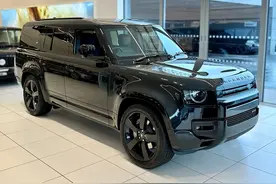 全新路虎卫士130海外到店 帅气的黑武士版图片
