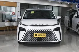侧滑门+三联屏，上汽大通全新MPV售14.98万，2.0T+9AT，三排七座图片
