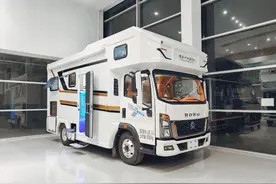 轩航重汽豪沃统帅自动挡房车 对卡座+后横床布局 内饰时尚续航强图片