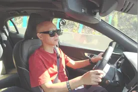 为何夏季开车，老司机喜欢用偏光镜？喵哥告诉你别买错了图片