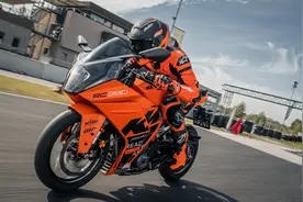 新车｜全新配色竞技仿赛：2023 KTM RC390 GP版，售价52980元图片