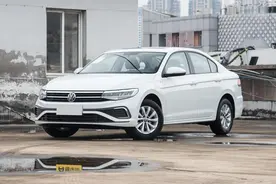 大众最实惠的三厢家轿，还得选它，省油省钱又省心，实拍大众宝来图片