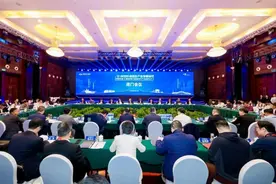 闭门会议成功召开，2025商用车产业发展会议在湖北十堰拉开帷幕图片