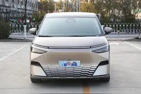 定位纯电中大型SUV，最低配落地价37万，2024款小鹏X9优缺点汇总图片