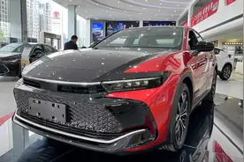 十六代丰田皇冠进口到店，设计彻底颠覆，轴距2米85，搭2.4T混动图片