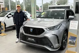 都已跌下神坛，都是丰田情怀SUV！汉兰达和皇冠陆放该选谁？视频封面