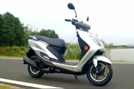 7980元起售，豪爵套娃踏板UCR100：油耗2升，配CBS，适合通勤代步图片