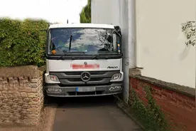 窄路会车，右侧距离把握不住：这3个“绝招”太好用了！图片