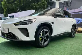 体验哪吒L：新三件套样样都有，增程系统升级，平替理想L6？图片