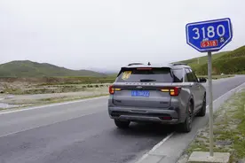 雅江-巴塘（303km） 壮观的川藏铁路为什么打桩不修路基图片