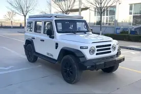 自带帐篷的SUV？212 T01升顶版实车曝光，作为露营车合适吗？图片