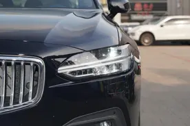低调却豪华的C级车，一口气降8万多，全系250马力，实拍沃尔沃S90图片