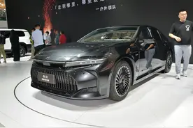 2024北京车展，全新丰田皇冠亮相，纯进口不足30万，油耗才6.21L图片