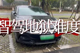比亚迪智驾雨天封神战，大雨0接管穿越成都地狱路况！视频封面