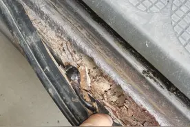 见过生锈的，还没见过锈成碎渣的，这辆1万块的国产MPV令人瞠目图片
