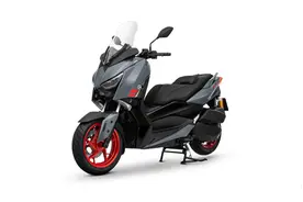 特别版雅马哈X max300SP，搭配可调金色Ohlins后减震图片