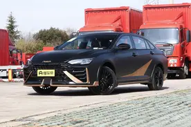 奕炫MAX暗夜版：油电混动，搭载1.5T+E-CVT，油耗经济，造型帅气图片