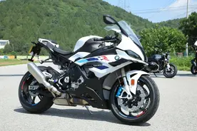 23.9万起，210匹马力！宝马M1000R，S1000RR新款国内上市图片