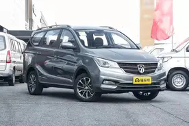 宝骏730：指导价7.38万，2+2+3座椅布局，搭载1.5L+6MT，适合家用图片