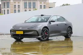 2.74秒破百+四轮转向，15分钟充电560km，智己L6值得入手吗？图片