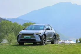 盘点2022年比较受欢迎的6款新能源车，谁的续航更虚？视频封面